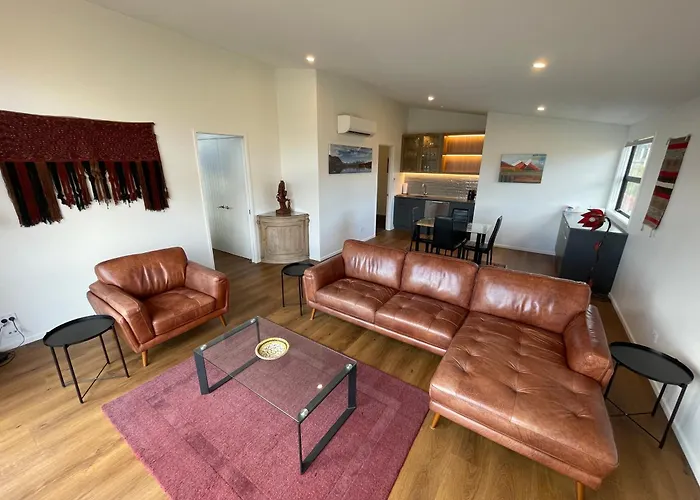 Wanaka Easy-Living With Lake Views
