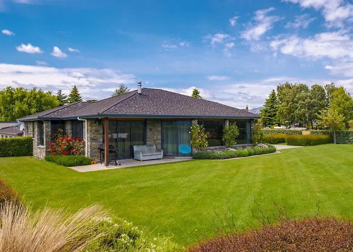 Hilltop Blue Views - Wanaka Holiday Home
