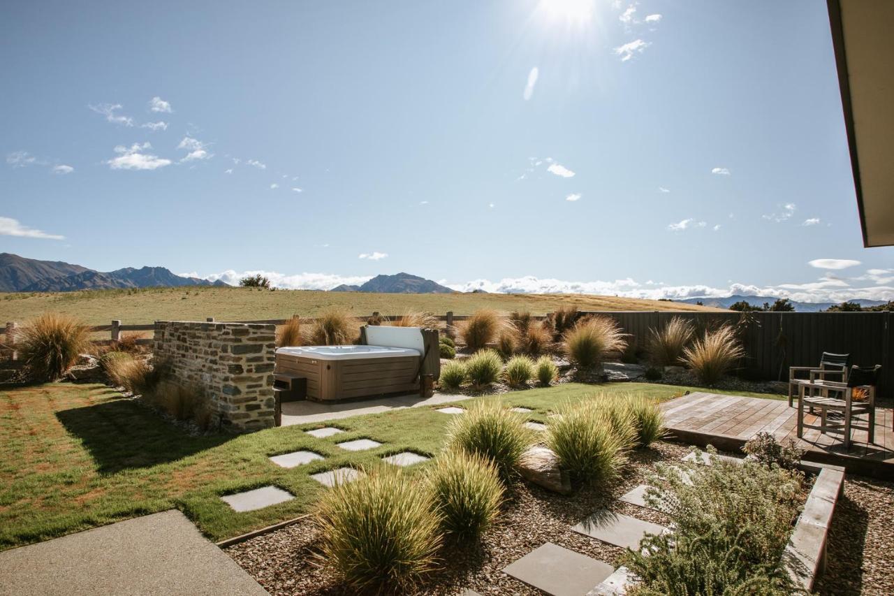 Bull Ridge Retreat - Sleeps 6 - Pool - Sauna - Mountain Views Holiday home Wanaka