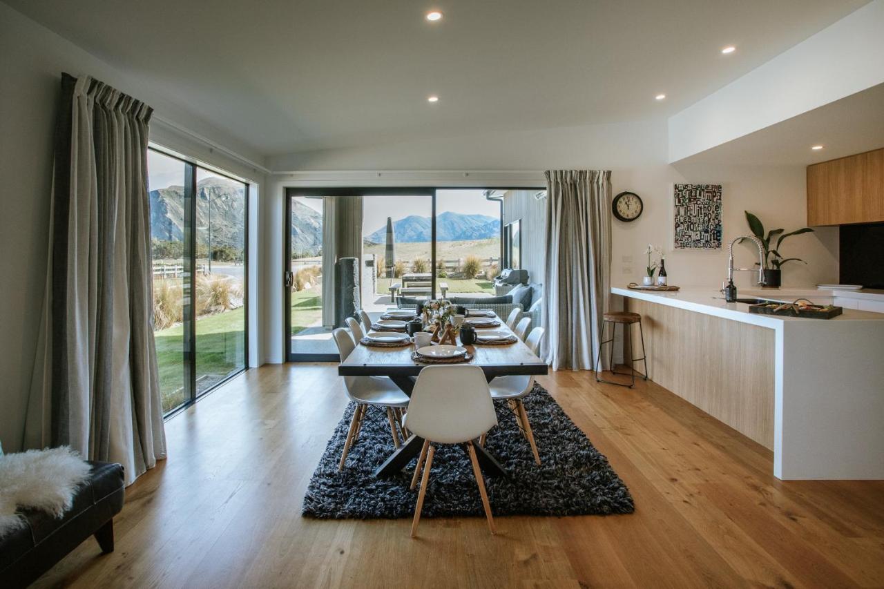 Bull Ridge Retreat - Sleeps 6 - Pool - Sauna - Mountain Views Holiday home Wanaka