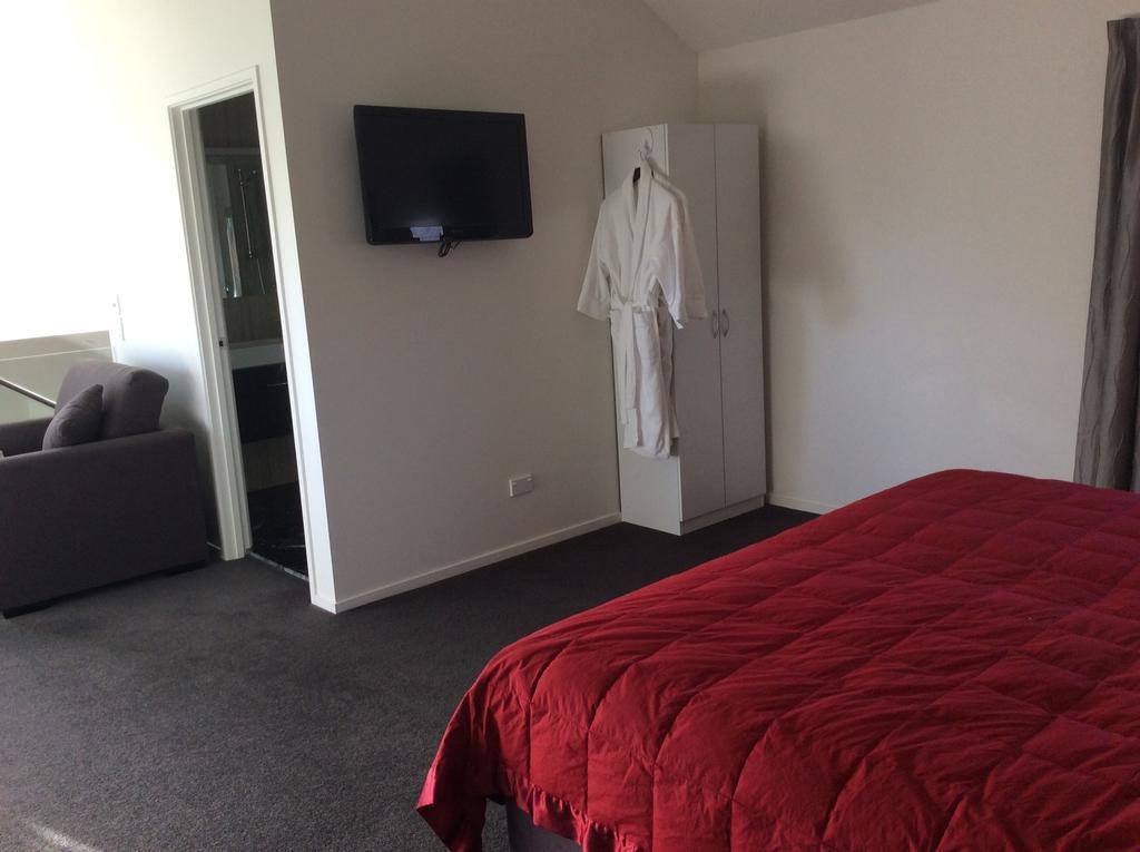 Golfcourse Road And Motel Wanaka