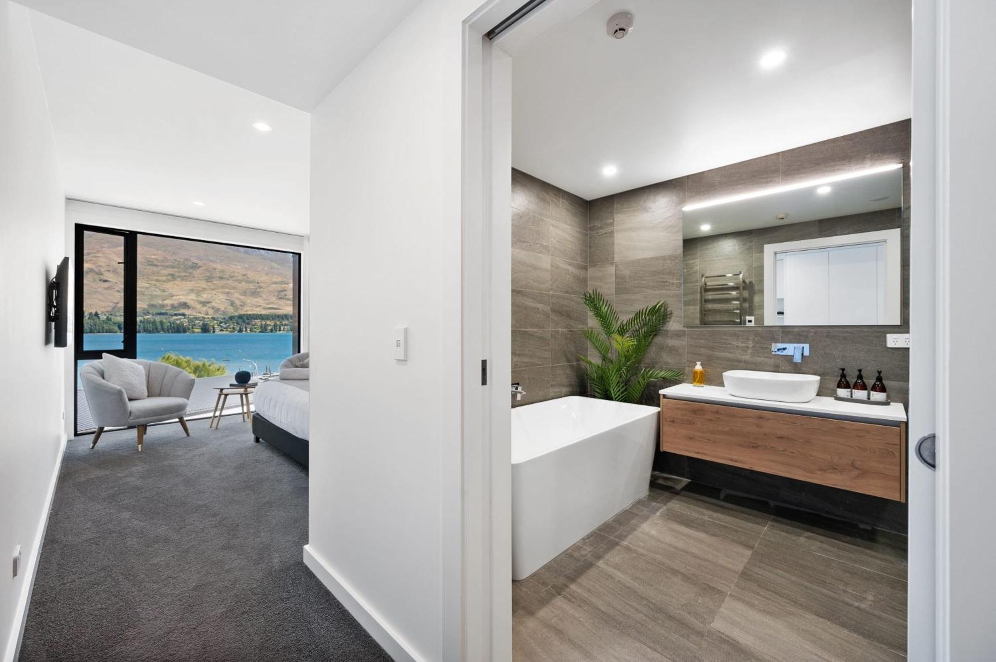 Lakeside Luxury * Wanaka