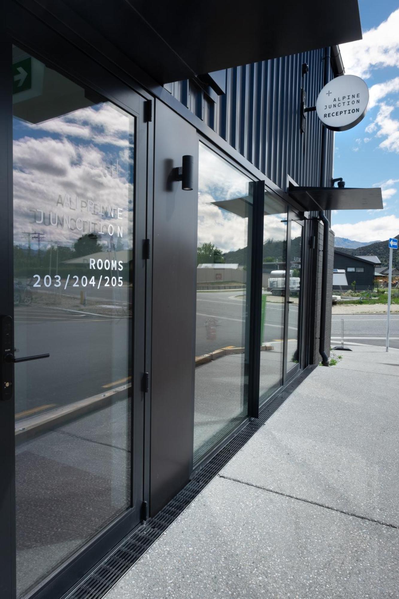 Alpine Junction Townhouse Apartments, & Apartment Wanaka