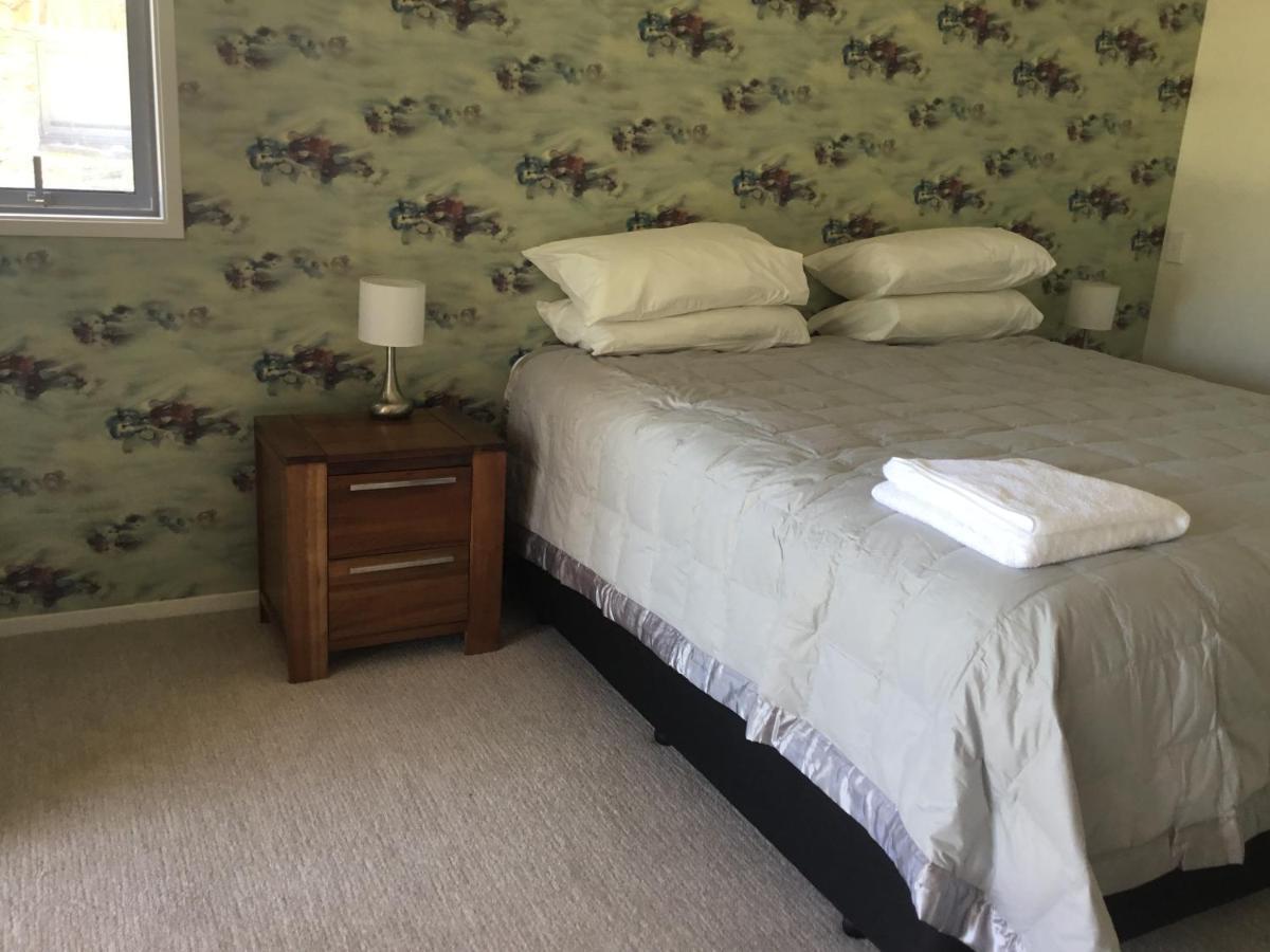 Motel Golfcourse Road And